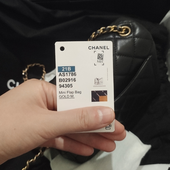 Brand new. Never used, Chanel Mini Flap square with gold ball. Pearl crush. - Picture 4 of 12